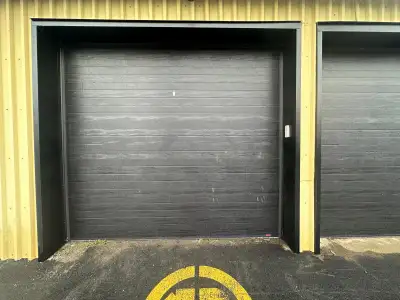 Entrepôt niveau rue 350$/mois + taxes 10’ x 30’ = 300 pi2 Porte de 10’ Éclairé et chauffé Système de...