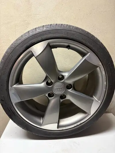 4 Wheels are in good condition but just a bit dirty with some curb rash. Tires are Michelin 225/40/r...