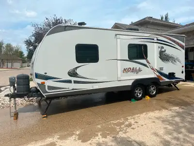 2012 Skyline Koala Super Lite 21’ single slide out bumper pull camper. Ideal couples trailer with wa...