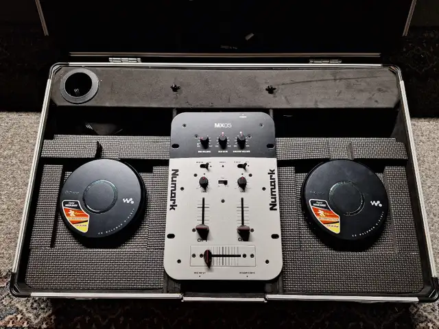 Dj mixer and case and cd players in Performance & DJ Equipment in Edmonton - Image 4