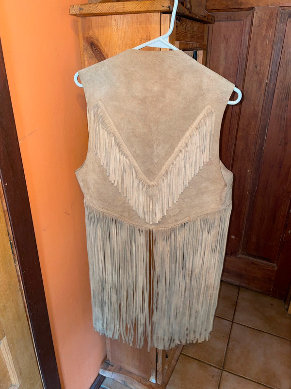 Vintage 60s/70s Leather Suede Vest with Fringes in Arts & Collectibles in Mississauga / Peel Region - Image 3