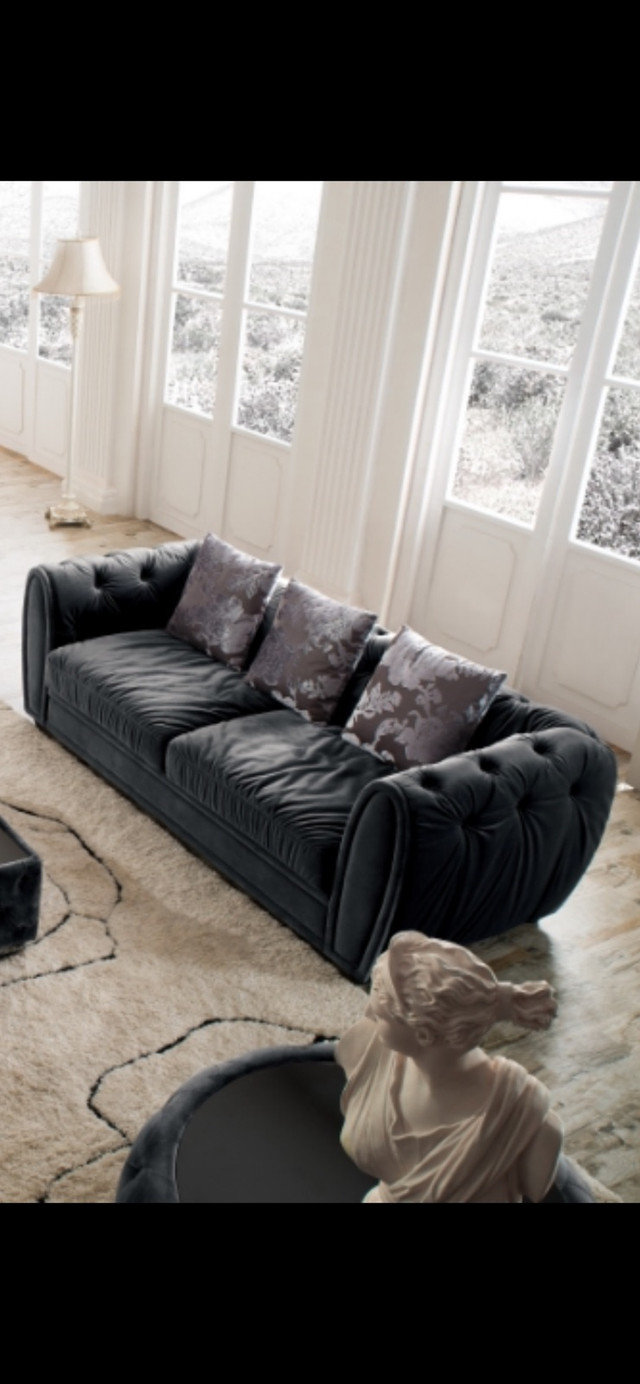 Velvet fabric couch with pillows  dans Sofas et futons  à Ville de Montréal - Image 2