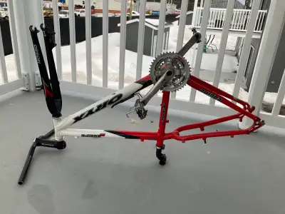 Cadre de vélo de montagne oryx en bon état. Viens avec les pédales.