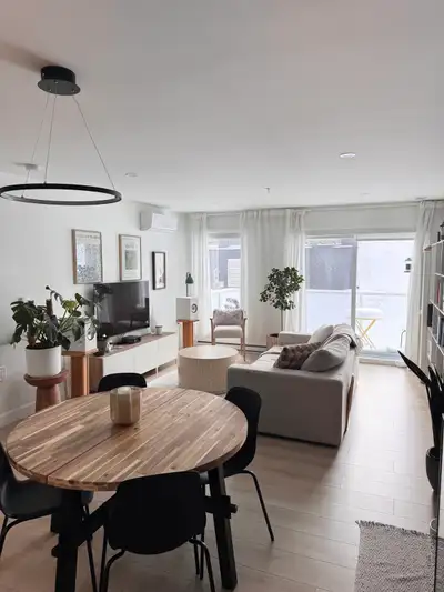 À céder pour le 1 mars ! ☀️ Grand 3½ moderne et très lumineux, situé plein sud à St-Nicolas, dans un...