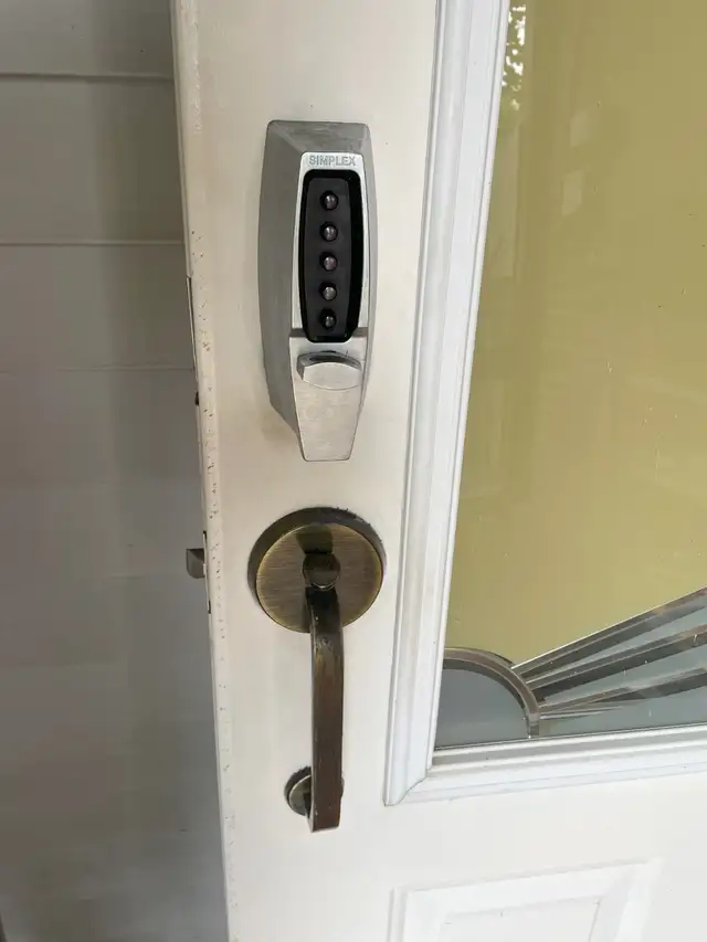 Porte d'entrée en acier avec serrure à numéro in Windows, Doors & Trim in City of Montréal - Image 4
