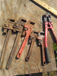 5 pipe wrenches + 1 bolt cutter