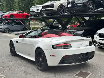 Aston Martin Vantage S shiftronic II 37000 kms sort du concessionaire Aston Martin de Montréal avec...