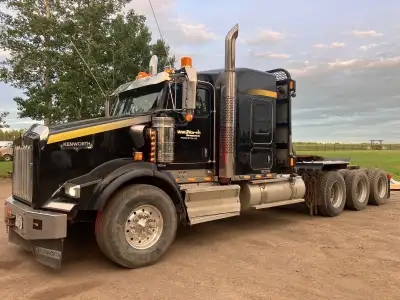 For sale 2015 Kenworth T800 tri drive, wet kit, engine heater, electric scales, disc brakes, slider,...