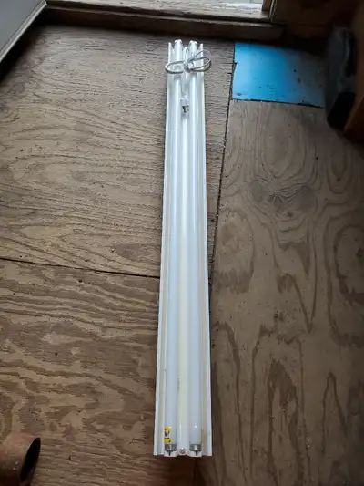 4' fluorescent light in excellent condition best offer, View more