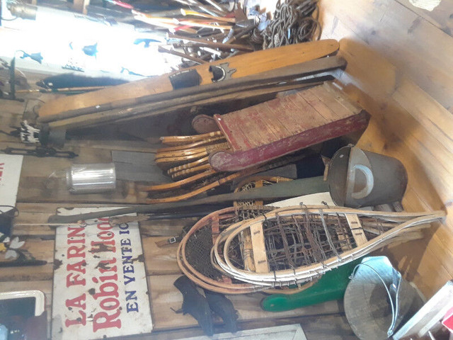 Baril, caisse de bois, fanal, roue de charrette, ski de bois, dans Art et objets de collection  à Shawinigan - Image 2