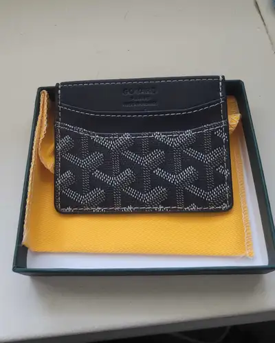 Goyard cardholder comes with Dust bag Dm to buy