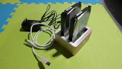 2 x 4TB Seagate 3.5 HDD 2-Bay Docking Station SATA You can swap it with any SATA HDD Barely Used - I...