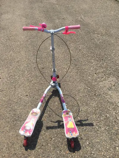 Scootter with 3 wheels in good condition just for $10, View more