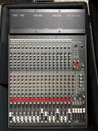 I'm selling my used Mackie Onyx 1640i 16-channel mixer, a versatile and high-quality mixing console...