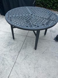 Outdoor round  table 