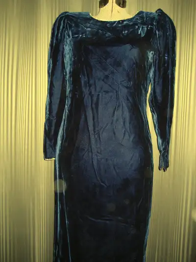 ★ Vintage Velvet / Velour Dress Sz6/8  @ Forks Antique Mall ★, View more