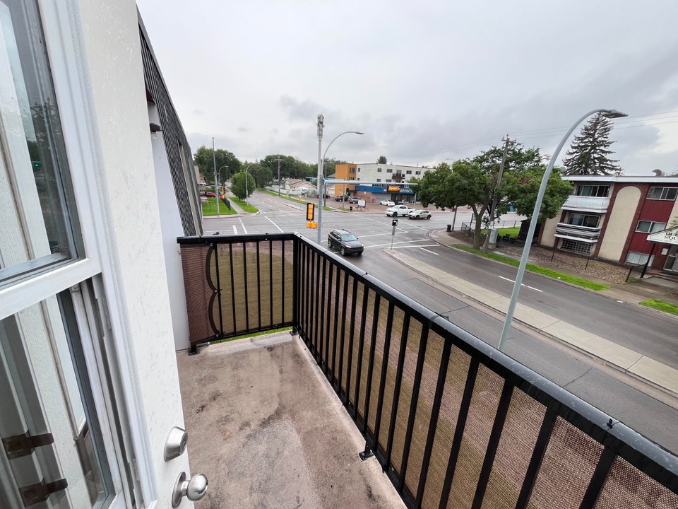 Spacious bright 1bdrm & 2 bdrm units 3