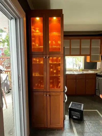 Armoire au dessus du frigo et armoire vitrée, View more