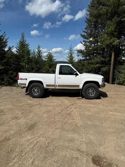 Check out this 1994 Chevrolet C/K 1500, a robust and reliable pickup truck ! With a powerful engine...