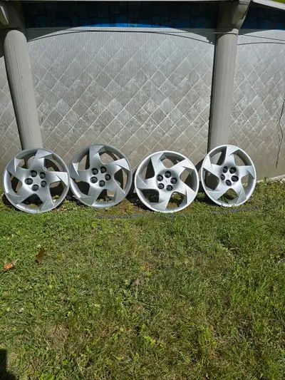 Ces quatre enjoliveurs Pontiac Vibe sont parfaits pour remplacer ceux qui sont usés ou endommagés. I...