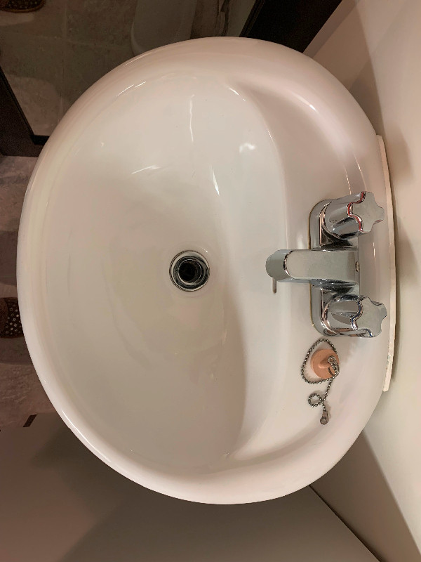 Lavabo sur pied avec robinetterie dans Articles pour la salle de bains  à Ville de Québec - Image 3