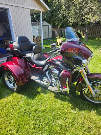 For sale is my Dad's 2014 HD triglide. He bought it over 3 yrs ago and his health has never let him...