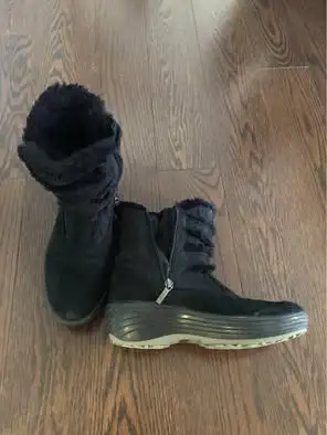I have a size 7.5 US / 38 EU Pajar winter boots. They are very warm and in excellent condition. Used...