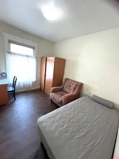 $595 Room – 1 Min Walk to Dufferin Subway Wifi and Utilities Included Available immediately starting...