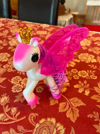 Pony Lalaloopsy Princess Nuit étoilée lumineuse + brosse . H : 8, 3 po. 3-4 ans+ / 15$. Fonction 7 c...