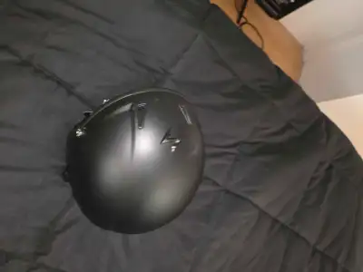 Casque de moto avec visière teinté utilisé pour 2 saisons