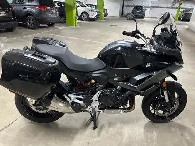 105 hp, ultra clean, lady driven, heated grips, hard sided factory panniers. This bike is like new,...