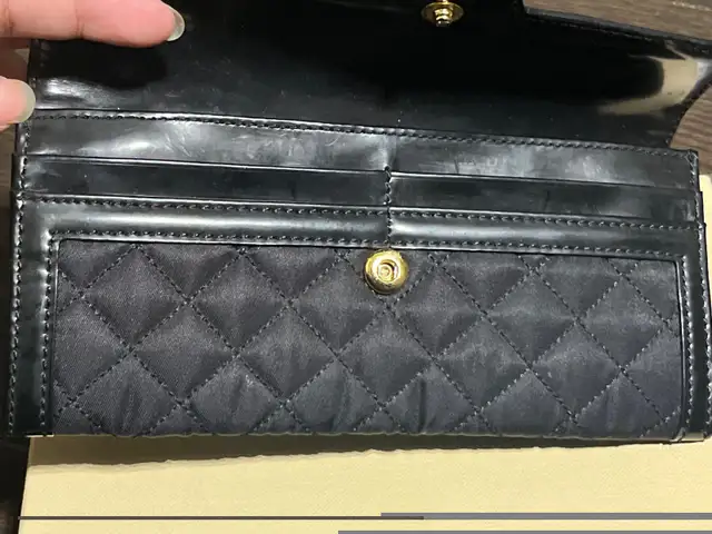 Burberry quilted wallet in Women's - Bags & Wallets in Mississauga / Peel Region - Image 6