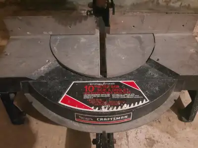 Craftsman 10 " Miter Saw in great condition.