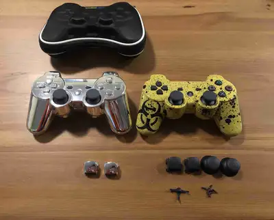Includes two controllers, a case, and all the pieces you see pictured. Both PlayStation 3 controller...