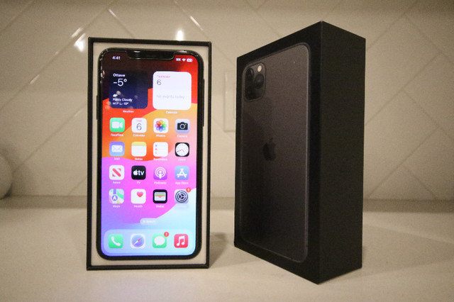 iPhone 11 Pro Max 256 GB - includes Box &amp; Case in Cell Phones in Calgary