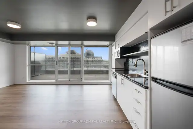 Studio apartment in Liberty Village with Huge Balcony63860084055553120
