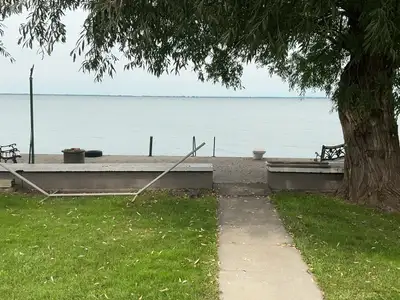 À Ste Barbe, 2 chambres fermé 1500 pieds carrés sur le bord du lac St-Francois tout inclus, meublés...