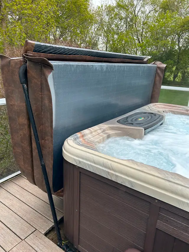 Artesian Spa Hot tub in Hot Tubs & Pools in Regina - Image 4