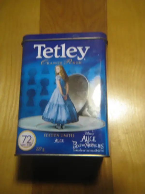 Boîte de métal Tetley Édition Limitée Alice au Pays des Merveill in Other in Trois-Rivières - Image 2