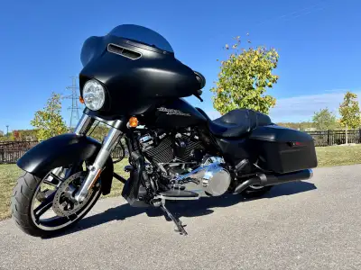 Get ready to cruise in style with this awesome, used 2017 Harley Davidson Street Glide Custom! This...