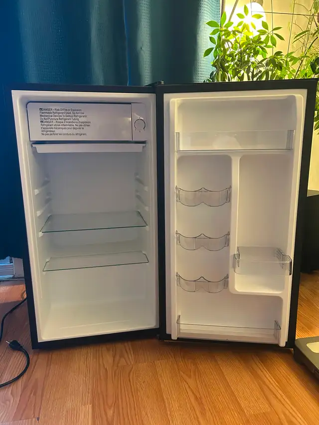 Petit frigo/ Mini Fridge in Refrigerators in City of Montréal - Image 3