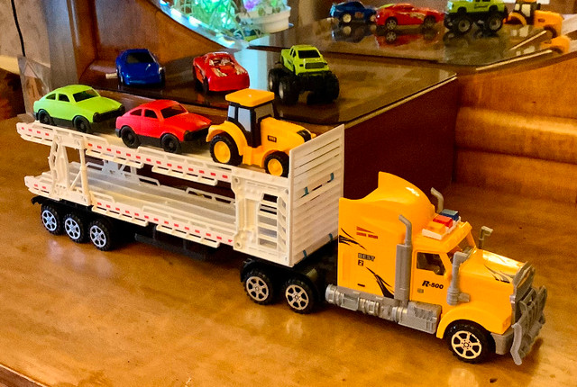 Camion transporteur R-500 et 6 autos variées 20$ dans Jouets et jeux  à Laval/Rive Nord - Image 2