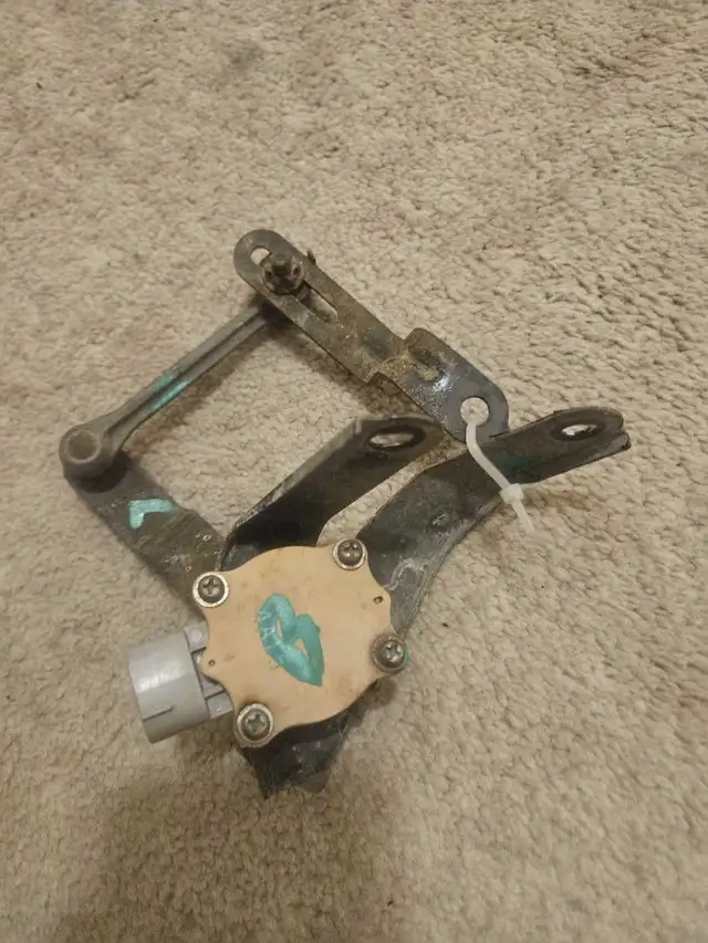 Lexus SC430 rear left wheel assembly in Auto Body Parts in Hamilton - Image 5