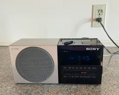 1980s Sony Dream Machine ICF-C30W AM/FM clock radio; Features: AM/FM radio tuner, a digital LED time...