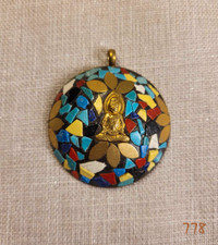 Pendentif 2" pierres et laiton bouddha. Brass and stones pendant