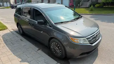 PAS DE REVENDEURS D’AUTOS — je ne vais même pas vous répondre. Parfaite mini-van pour la famille! Ho...
