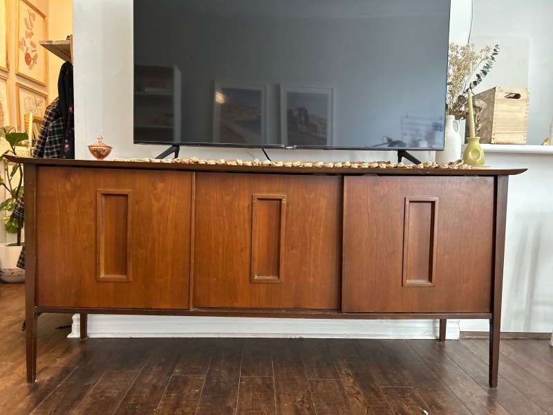 Mid century vintage , credenza , sideboard , tv stand Hutches