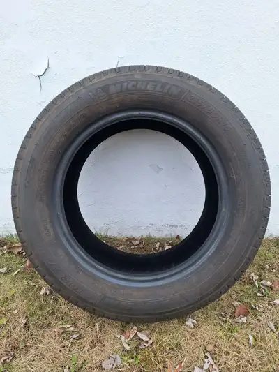 4 pneus 4 saisons Michelin Defender comme neufs. J’ai changé de voiture et j’ai roulé 2 mois avec. 2...