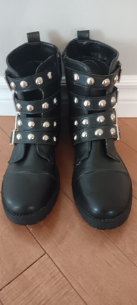 WOMEN'S BLACK ANKLE BUCKLE BOOTS SIZE 10