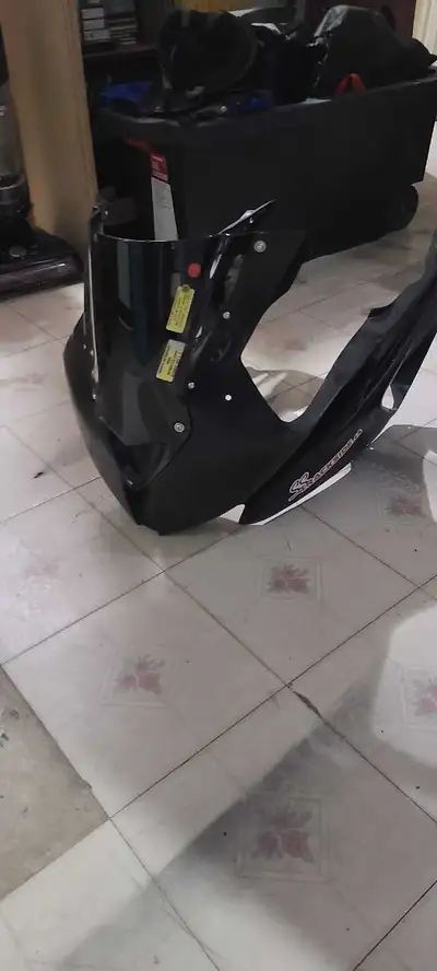 1st gen BMW upper race fairing... has some damage... lots of time to fix it before race season start...